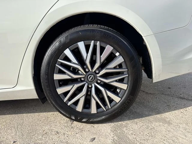 Used 2025 White Nissan 2.5 SV image 16