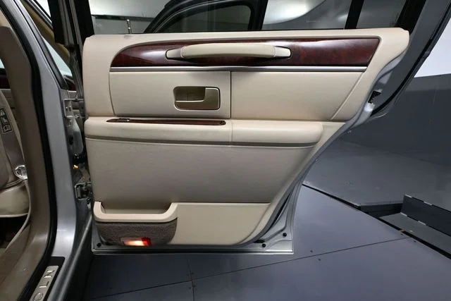 2004 Lincoln Town Car Ultimate - Photo 33