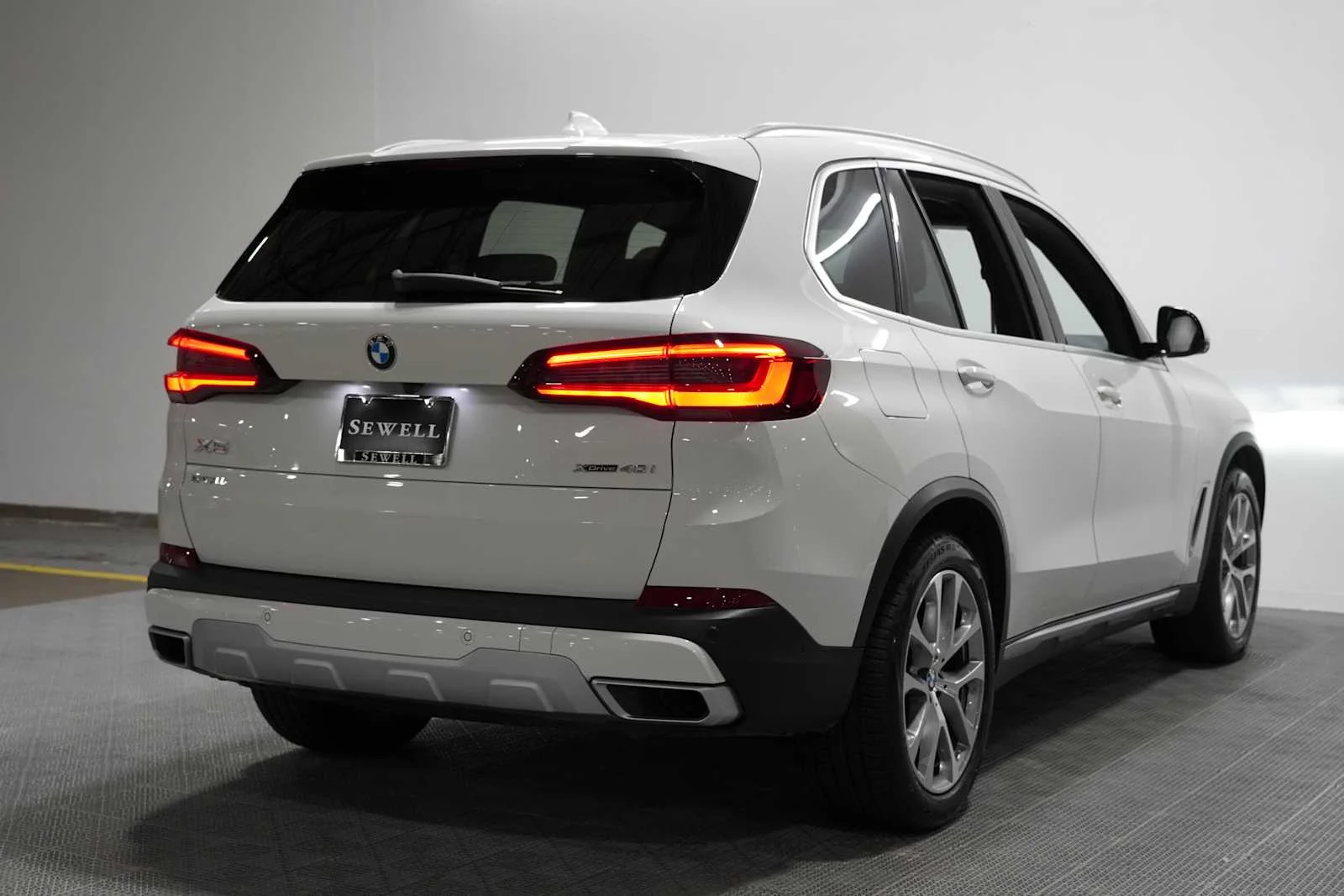Certified Used 2022 Alpine White BMW xDrive40i image 4