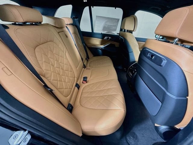 New 2026 Black Sapphire Metallic BMW xDrive40i image 29