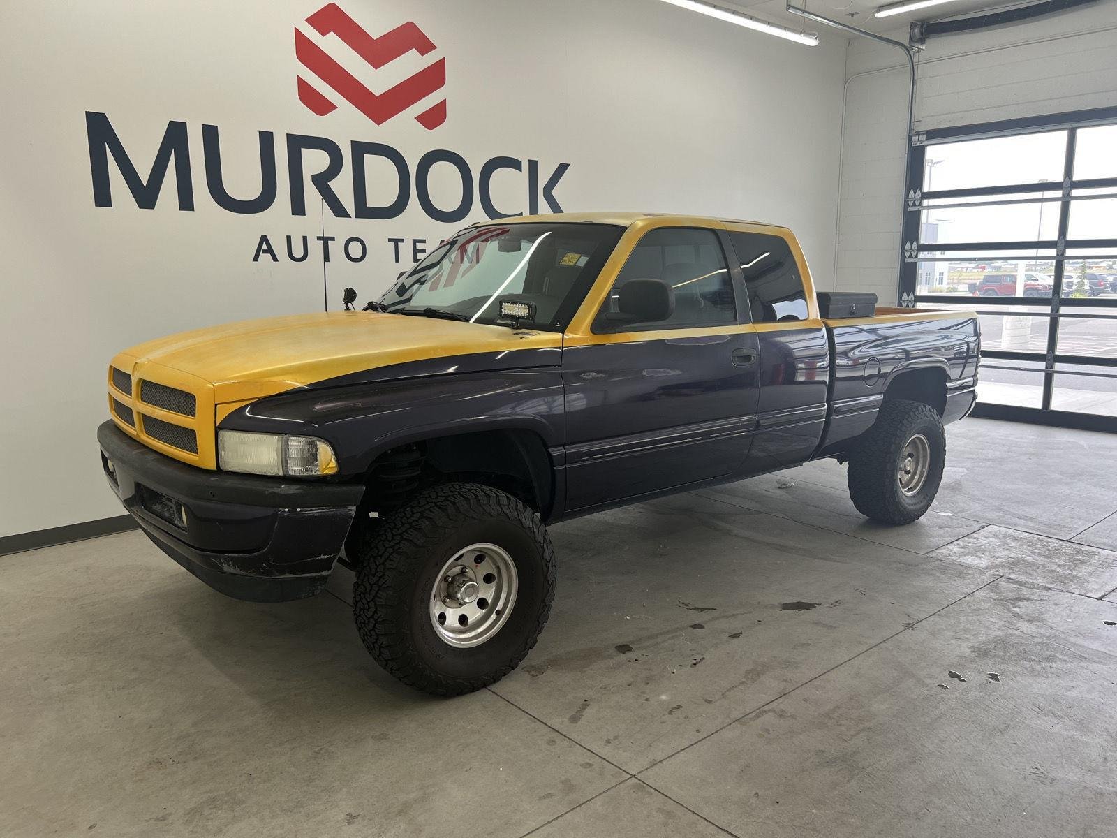 Used 1999 Blue Dodge 2dr Club Cab 139" WB 4WD image 1