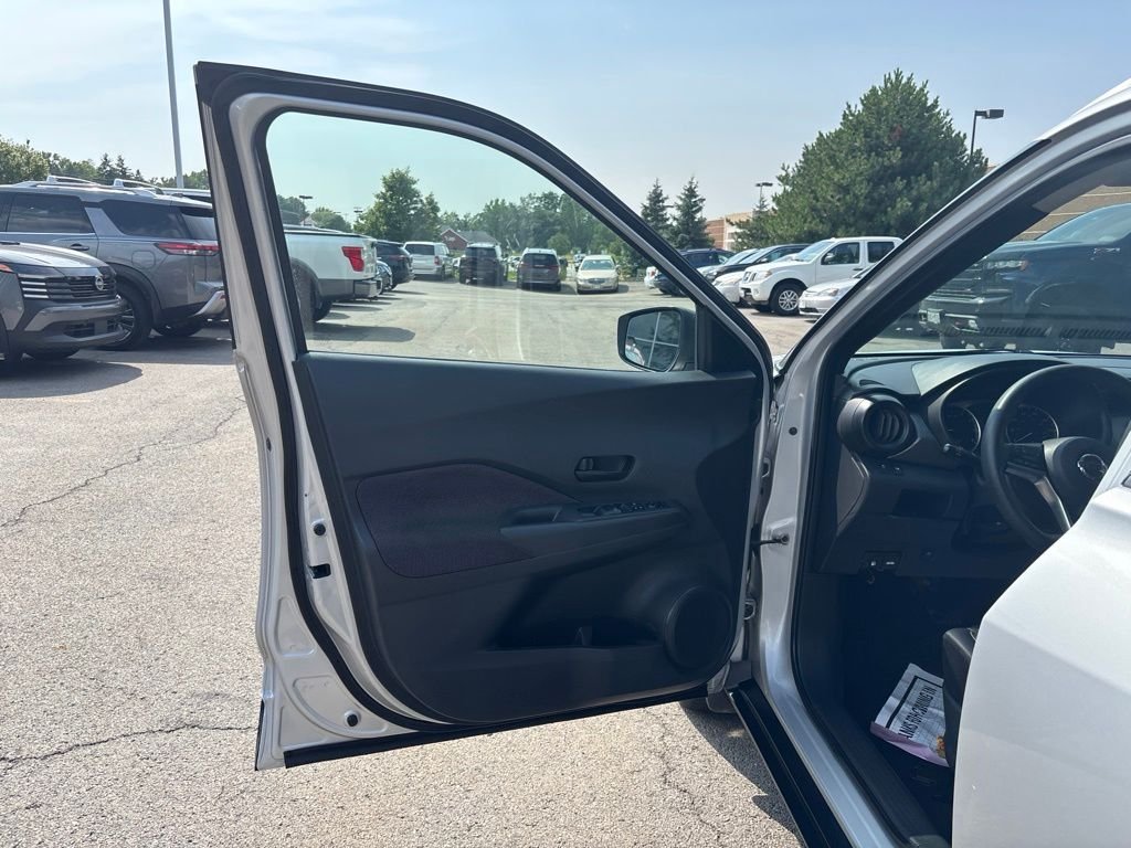 Used 2018 Silver Nissan S image 16