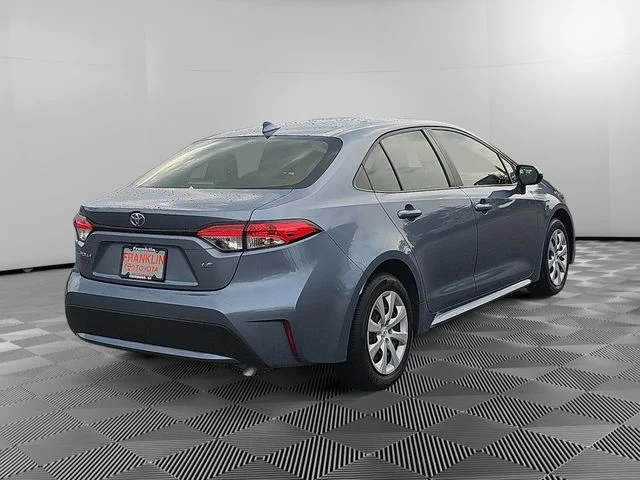 Used 2022  Toyota LE image 4