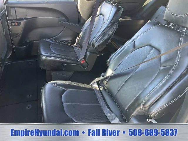 Used 2025 White Chrysler Select image 15