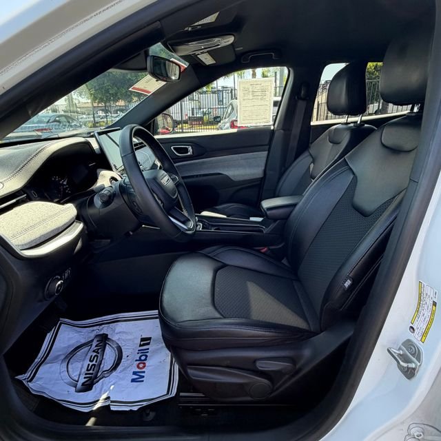 Used 2024 White Jeep Latitude image 27