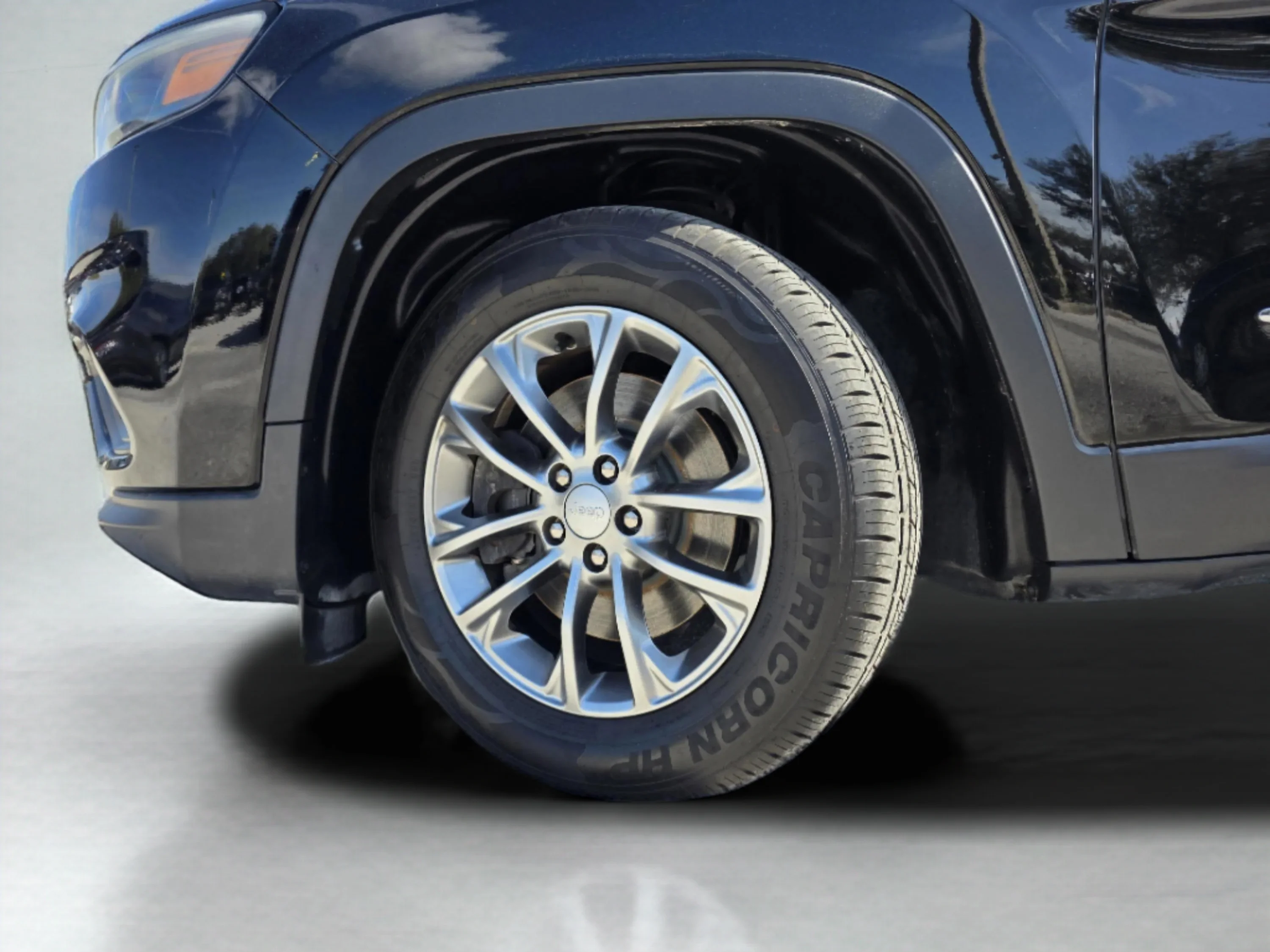 Used 2019 Diamond Black Crystal Pearlcoat Jeep Latitude Plus image 44