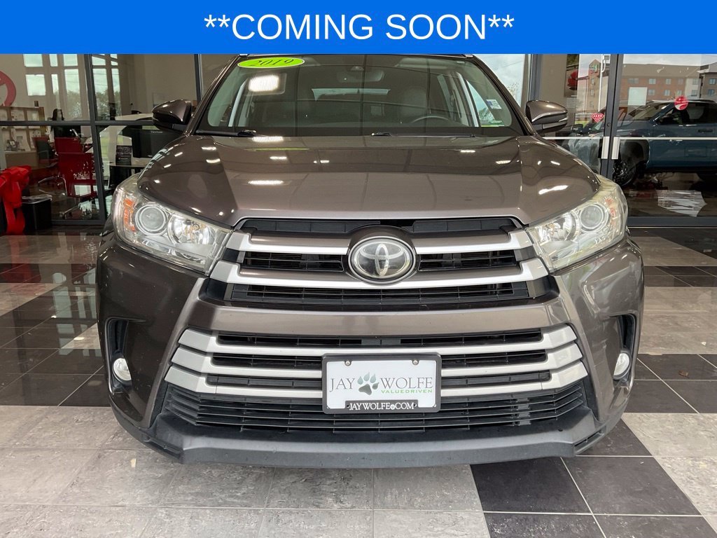 Used 2019 Toyota Highlander XLE with VIN 5TDJZRFH4KS563306 for sale in Kansas City