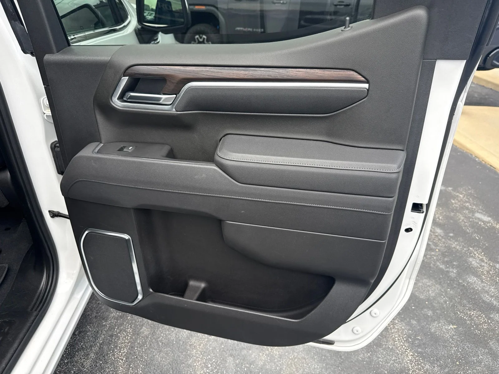 Used 2025 White GMC SLT image 18