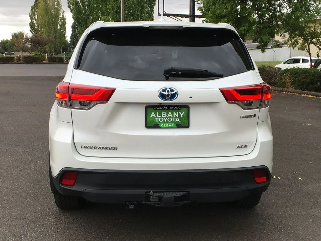 Used 2019 White Toyota XLE image 5