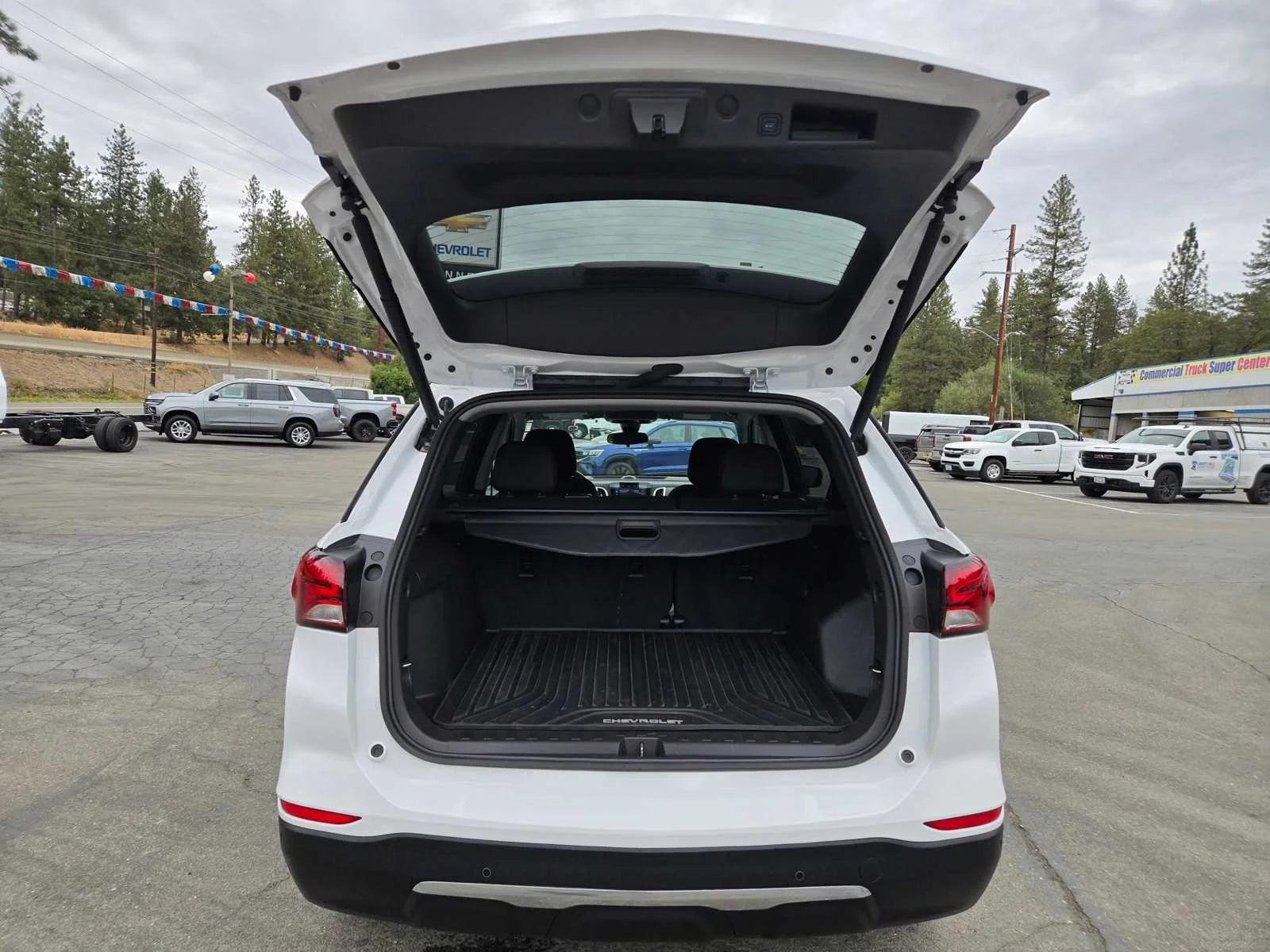 Used 2024 Summit White Chevrolet LT image 28