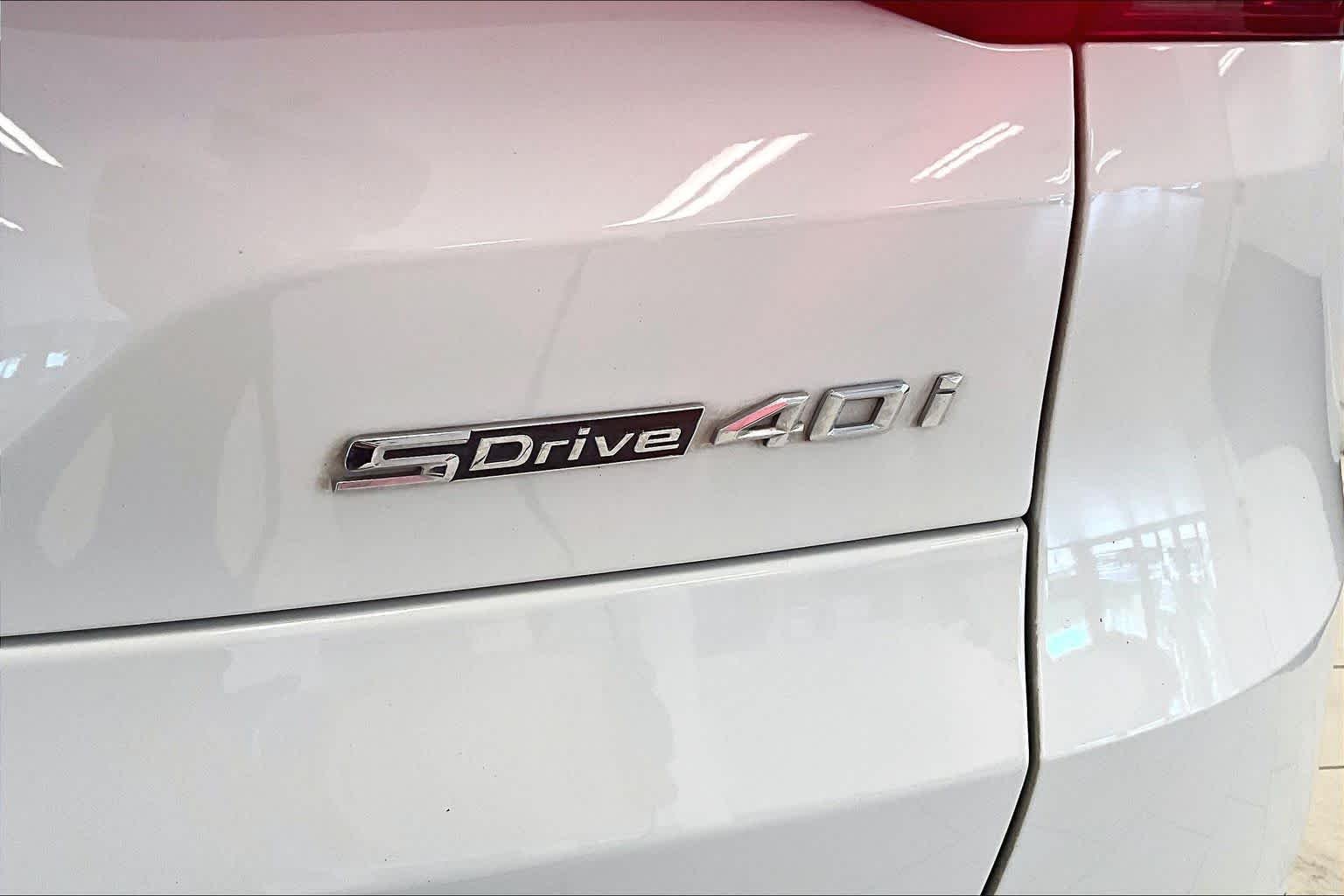 Used 2023 Alpine White BMW sDrive40i image 9