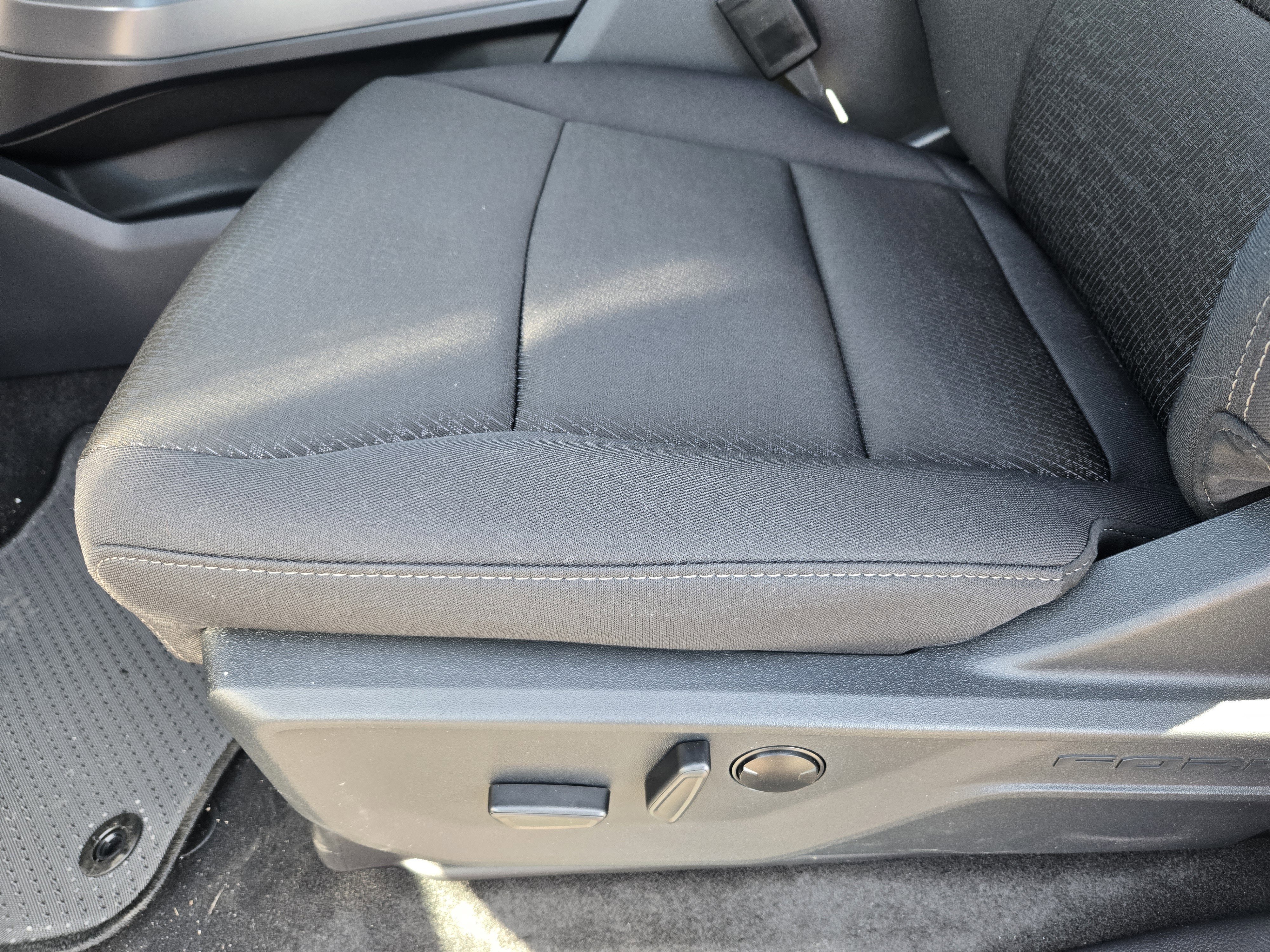 New 2026 Carbonized Gray Metallic Ford XLT image 16