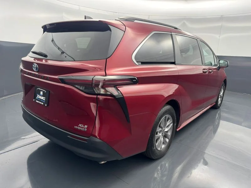 Used 2023  Toyota XLE Minivan 4D image 3