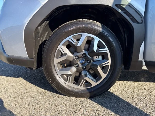 Used 2025 Ice Silver Metallic Subaru Premium image 27