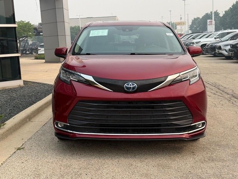 Used 2023 Pearl Toyota XLE image 8