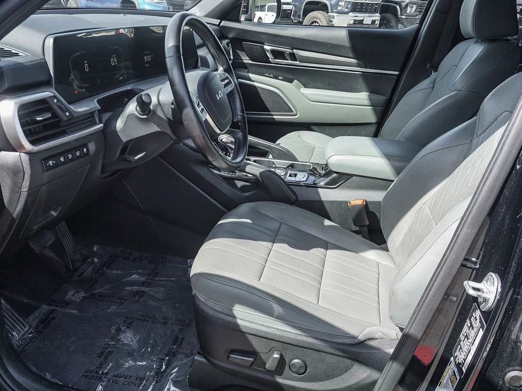 Used 2023 Black Kia EX X-Line image 17