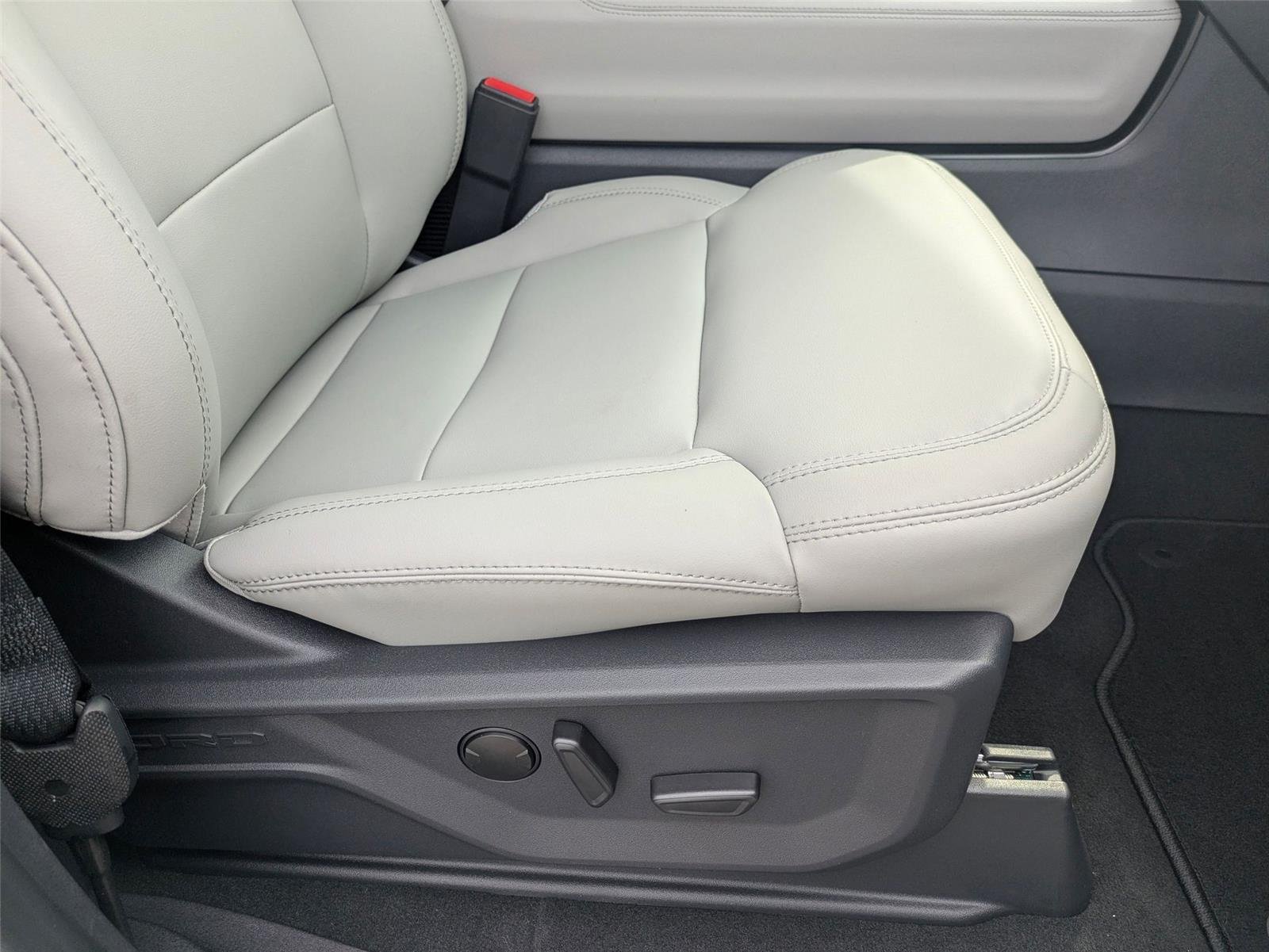 New 2026 Star White Metallic Tri-Coat Ford Active image 35
