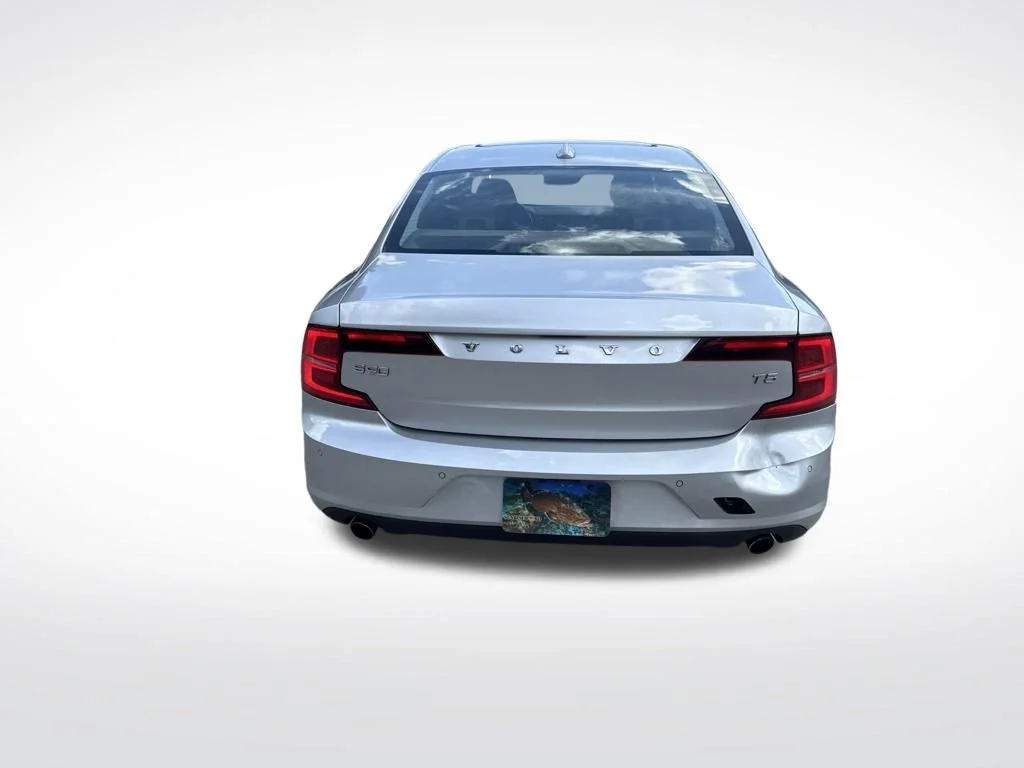 Used 2018 Silver Volvo T5 Momentum image 7