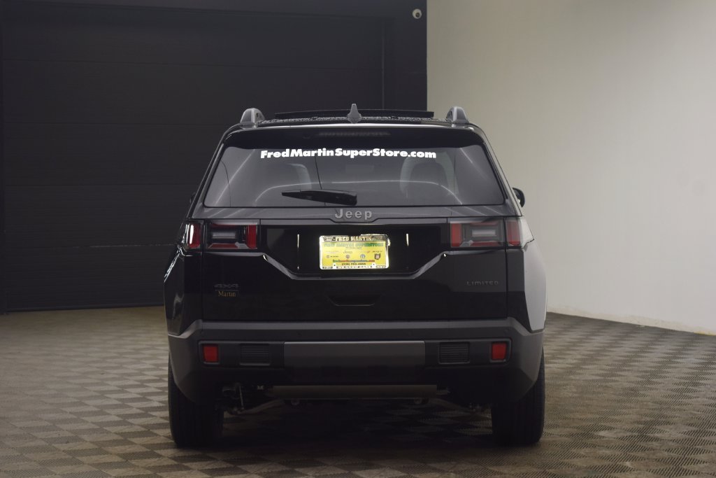 New 2026 Diamond Black Crystal Pearl-Coat Exterior Paint Jeep Limited image 18