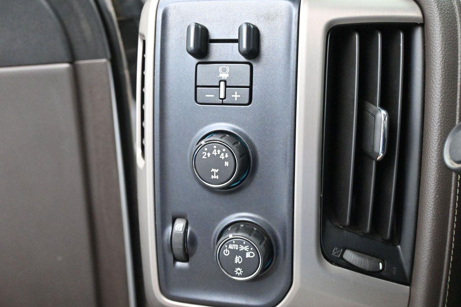 Used 2019 White Frost Tricoat GMC Denali image 20