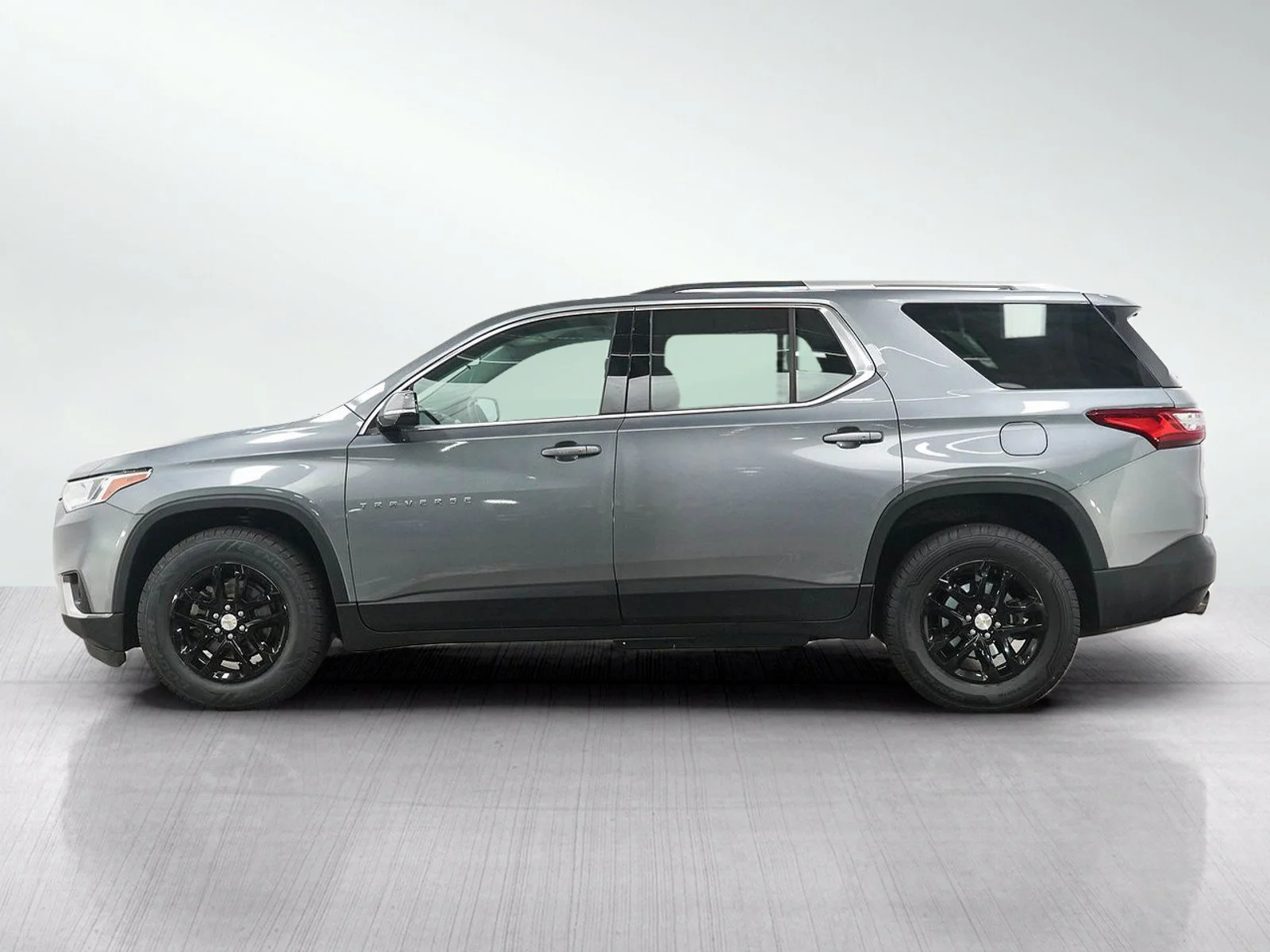 Used 2018 Chevrolet Traverse 1LT with VIN 1GNEVGKW7JJ261646 for sale in Eden Prairie, Minnesota