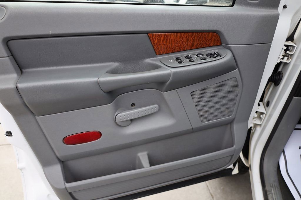 Used 2006 Bright White Dodge SLT image 10