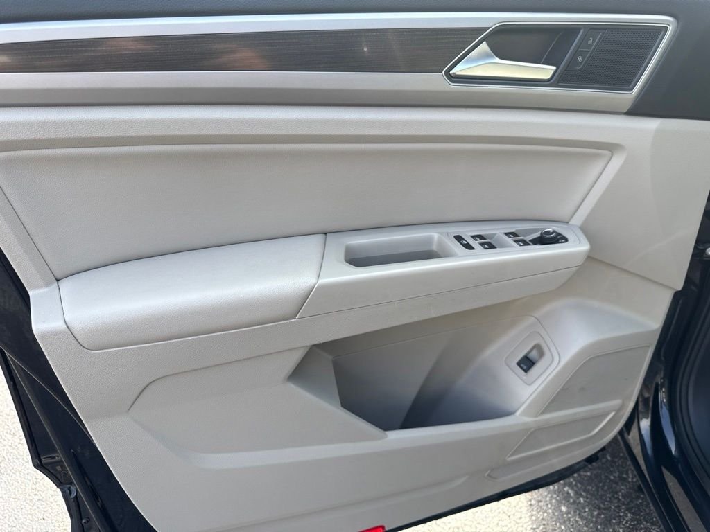 Used 2019 Black Volkswagen SEL image 23