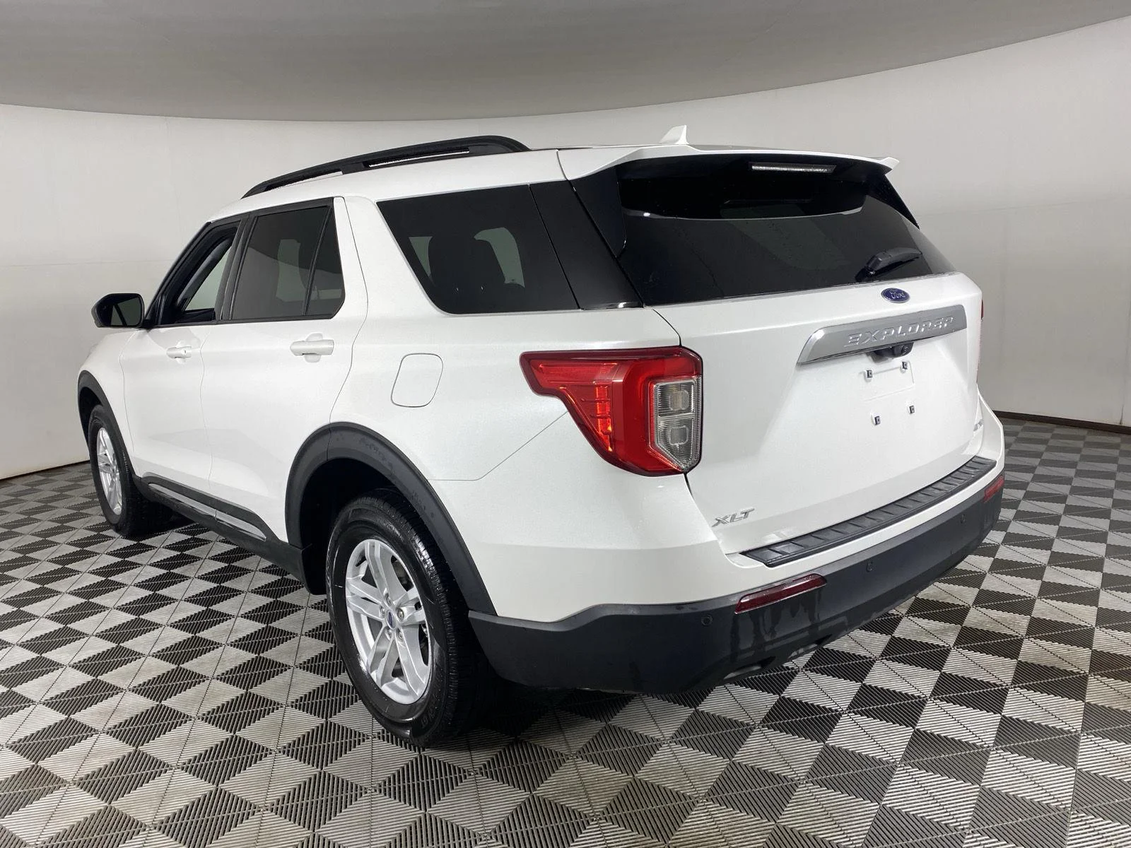 Used 2024 Star White Metallic Tri-Coat Ford XLT image 5