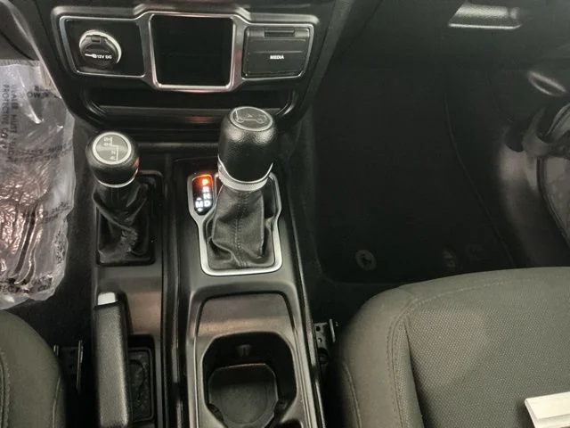 Used 2019  Jeep Sport image 18