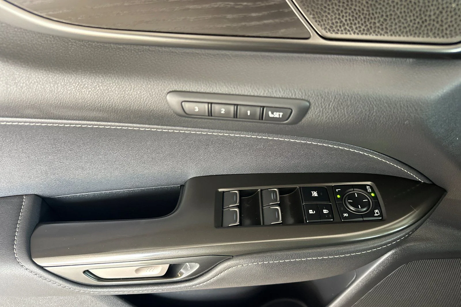 Certified Used 2025 Caviar Lexus 450h+ Luxury image 8
