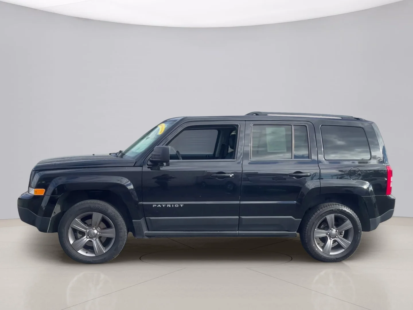 Used 2015 Black Jeep LATITUDE image 2