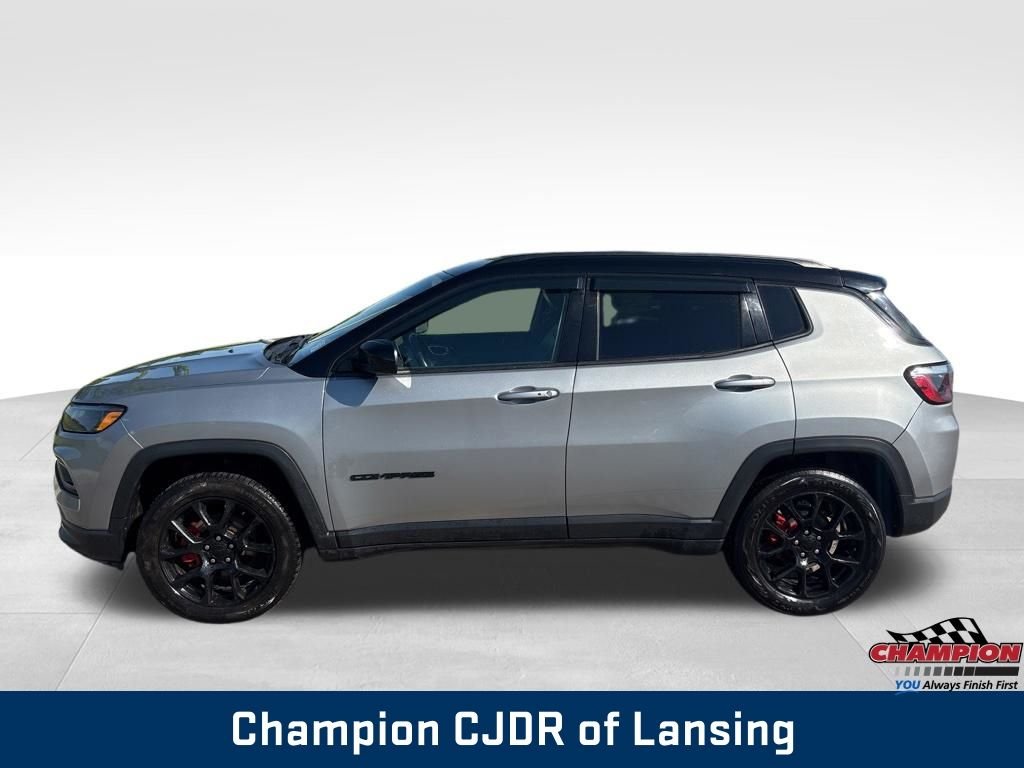 Used 2022 Silver Jeep Altitude image 4