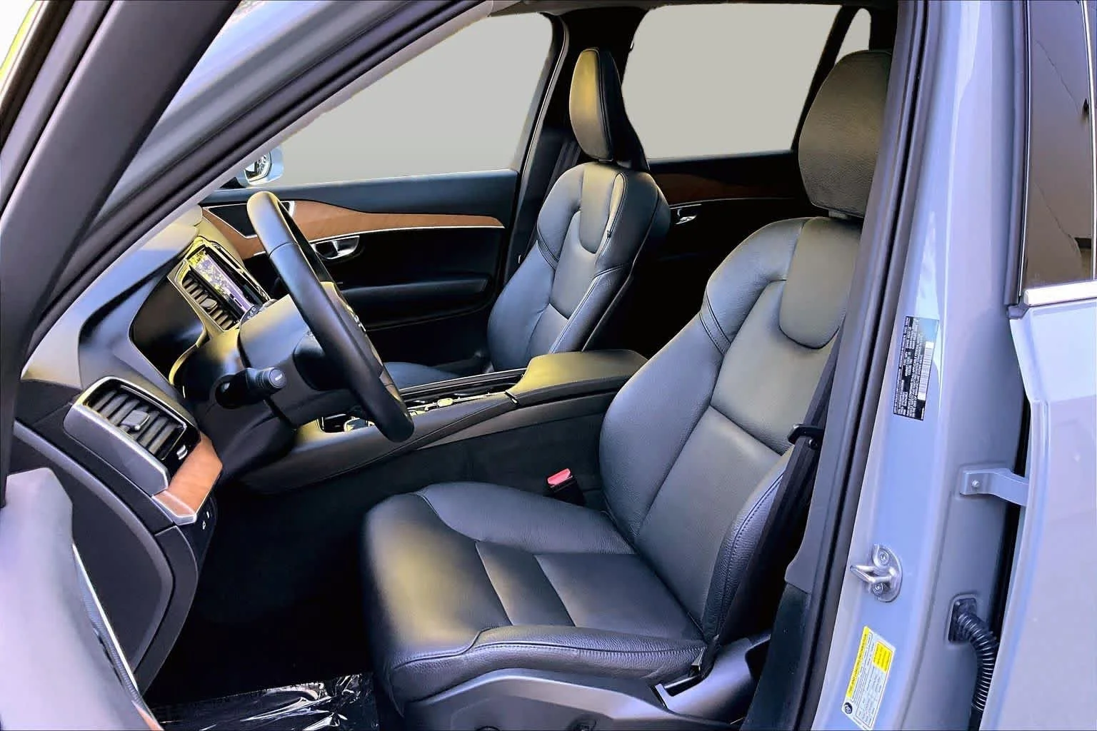Certified Used 2025 Vapour Grey Volvo Plus image 9