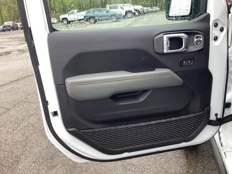 New 2026 Bright White Clear-Coat Exterior Paint Jeep Mojave image 3