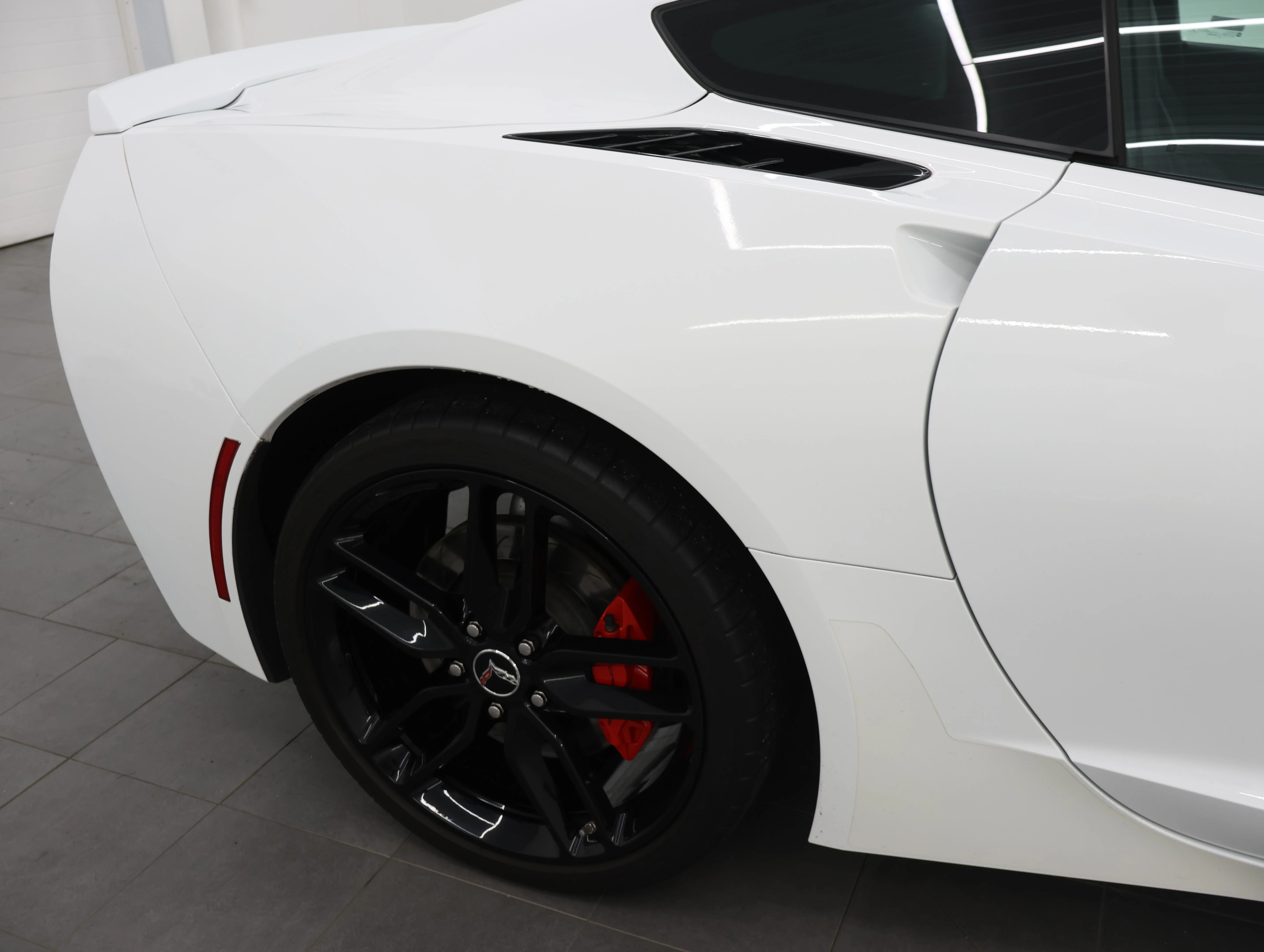 Used 2015 Arctic White Chevrolet Stingray Z51 image 23
