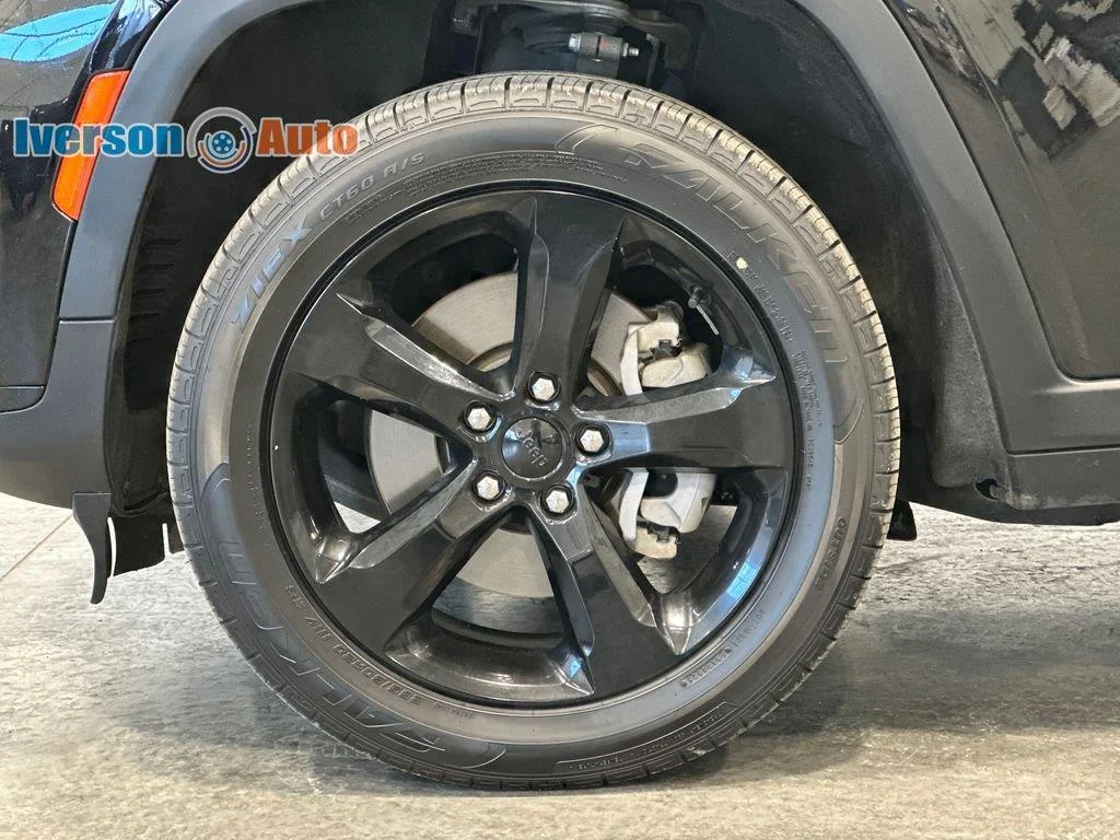 Used 2023 Diamond Black Crystal Pearlcoat Jeep Limited image 11