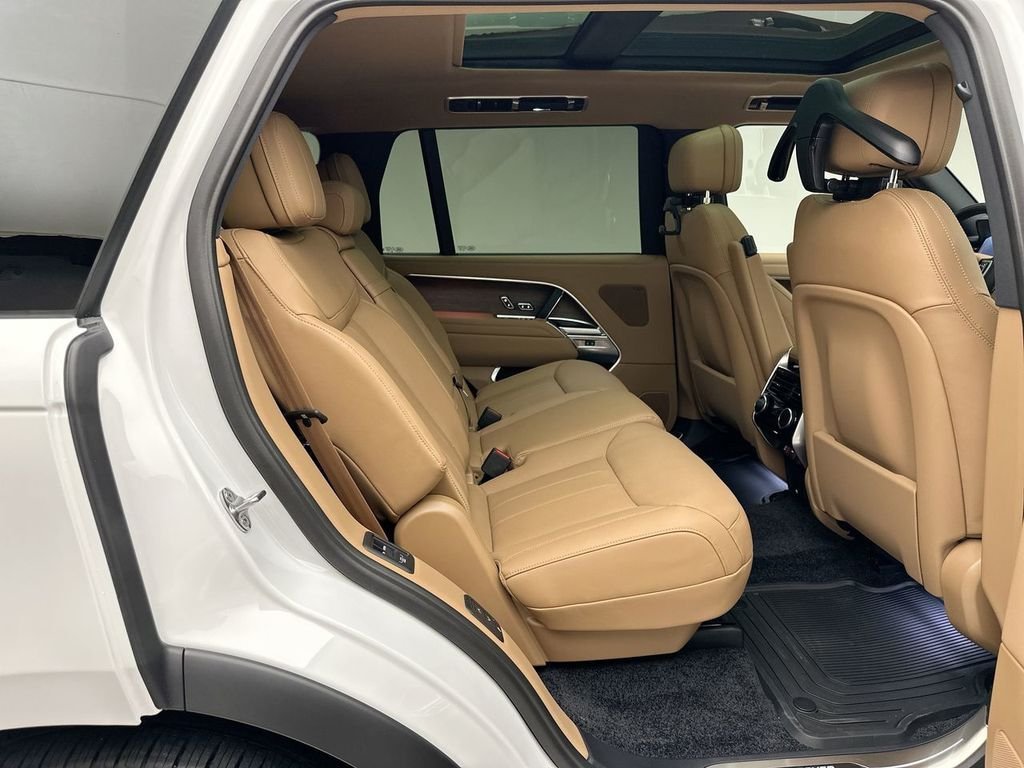 New 2026 Fuji White Land Rover SE image 7