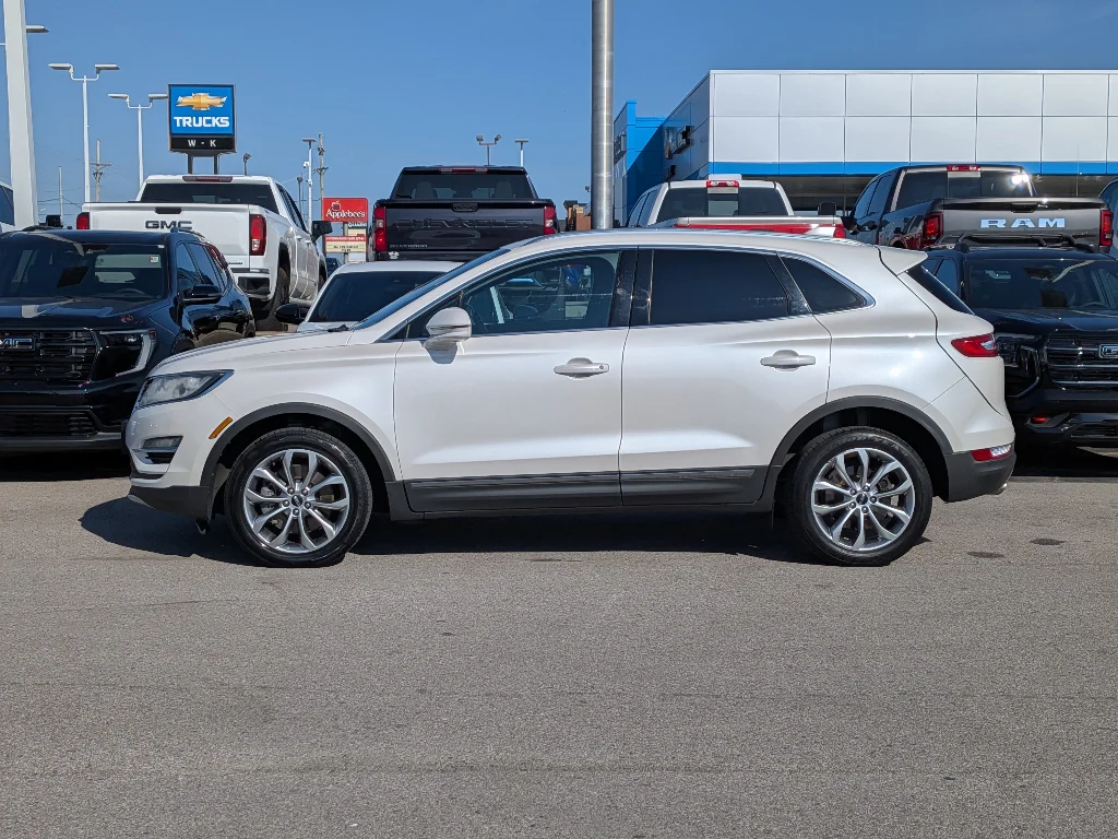 Used 2017 White Platinum Metallic Tri-Coat Lincoln Select image 7