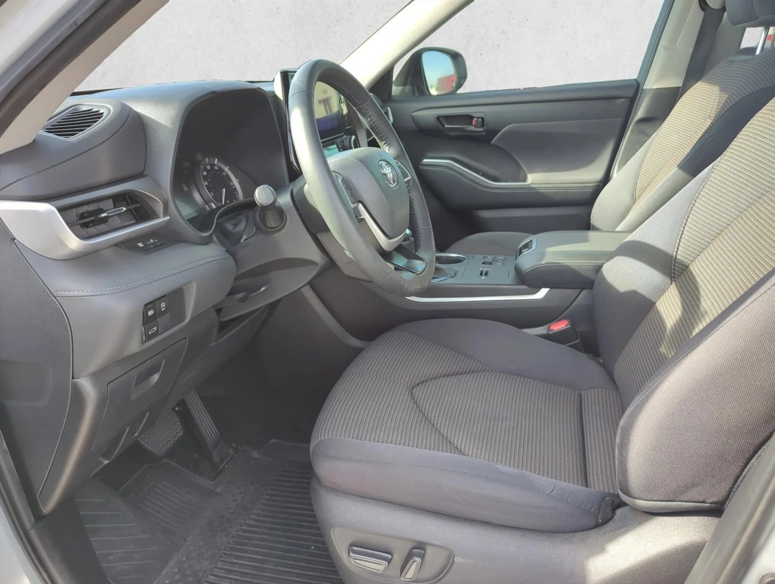 Used 2024 Wind Chill Pearl Toyota LE image 11