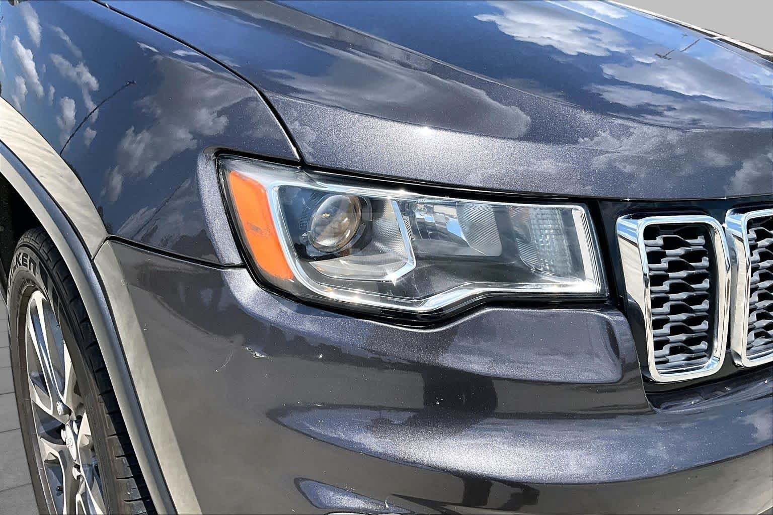 Used 2018 Granite Crystal Metallic Clearcoat Jeep Limited image 25