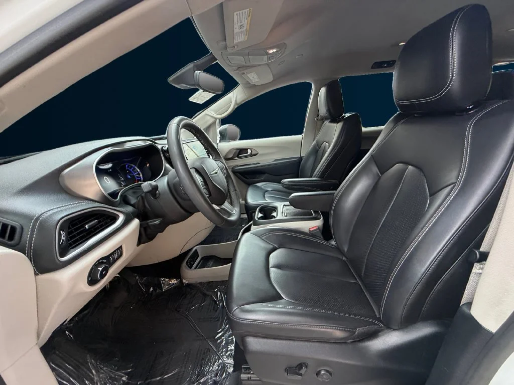 Used 2023 White Chrysler Touring L image 10