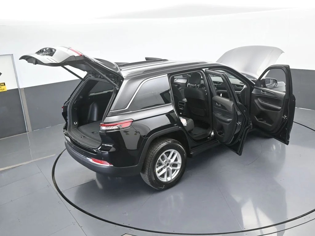 New 2026 Diamond Black Crystal Pearl-Coat Exterior Paint Jeep Laredo X image 66