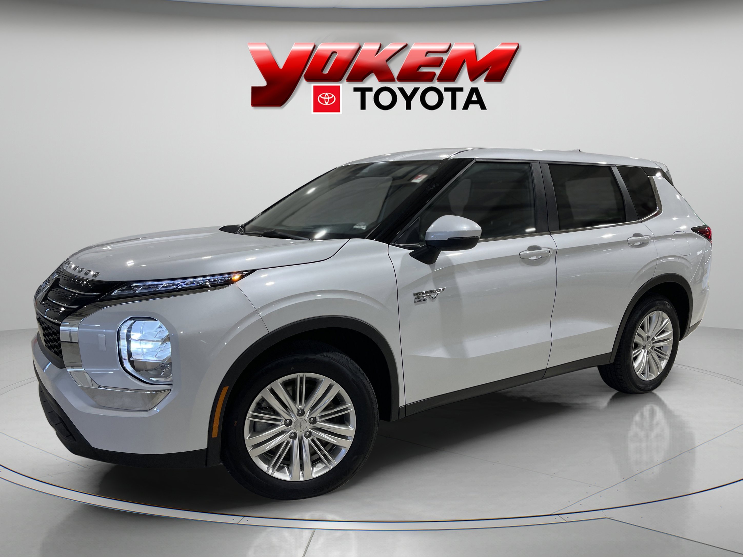 2024 Mitsubishi Outlander Plug-in Hybrid ES S-AWC's photo