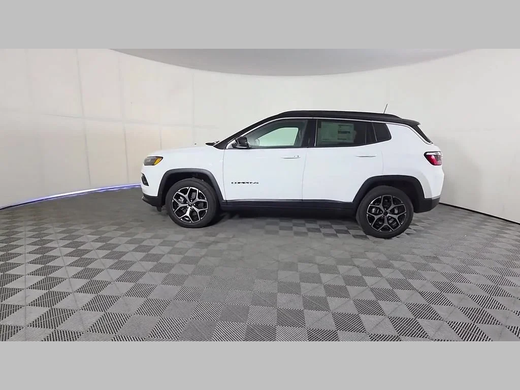 New 2026 Bright White Clear-Coat Exterior Paint Jeep Limited image 32