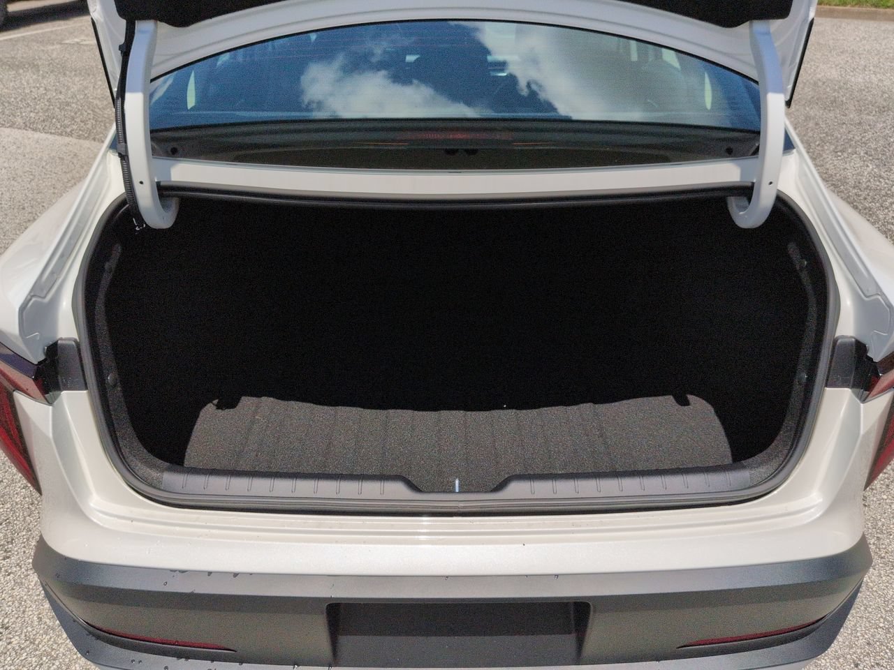 New 2026 Snow White Pearl Kia LX image 15