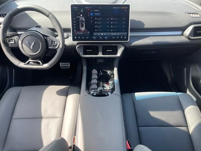 2025 VinFast VF 8 Plus - Photo 9