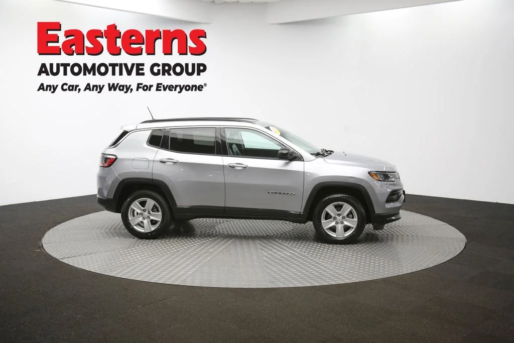 Used 2022 Silver Jeep Latitude image 42