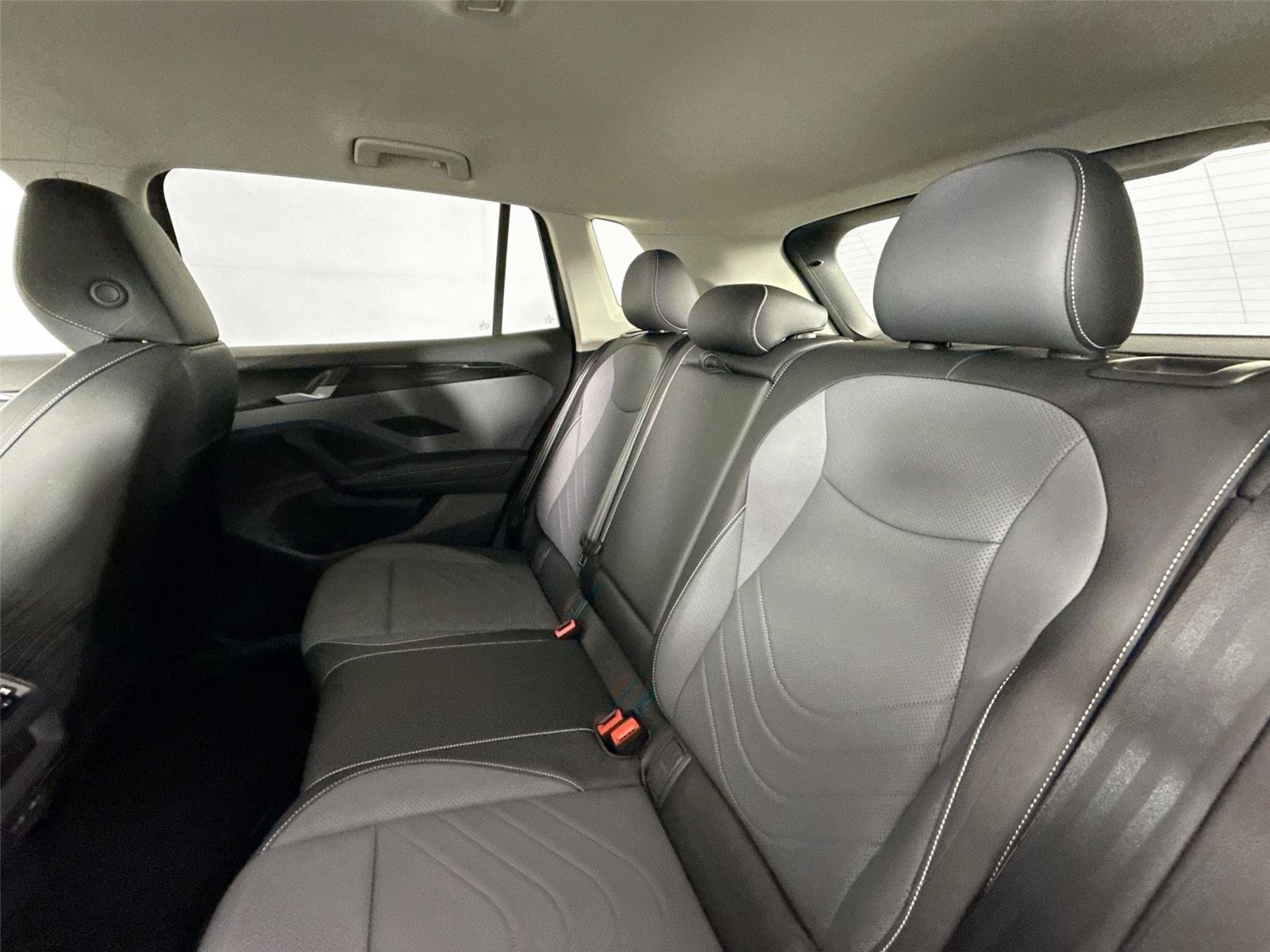 Used 2025 Platinum Gray Metallic Volkswagen SE image 29