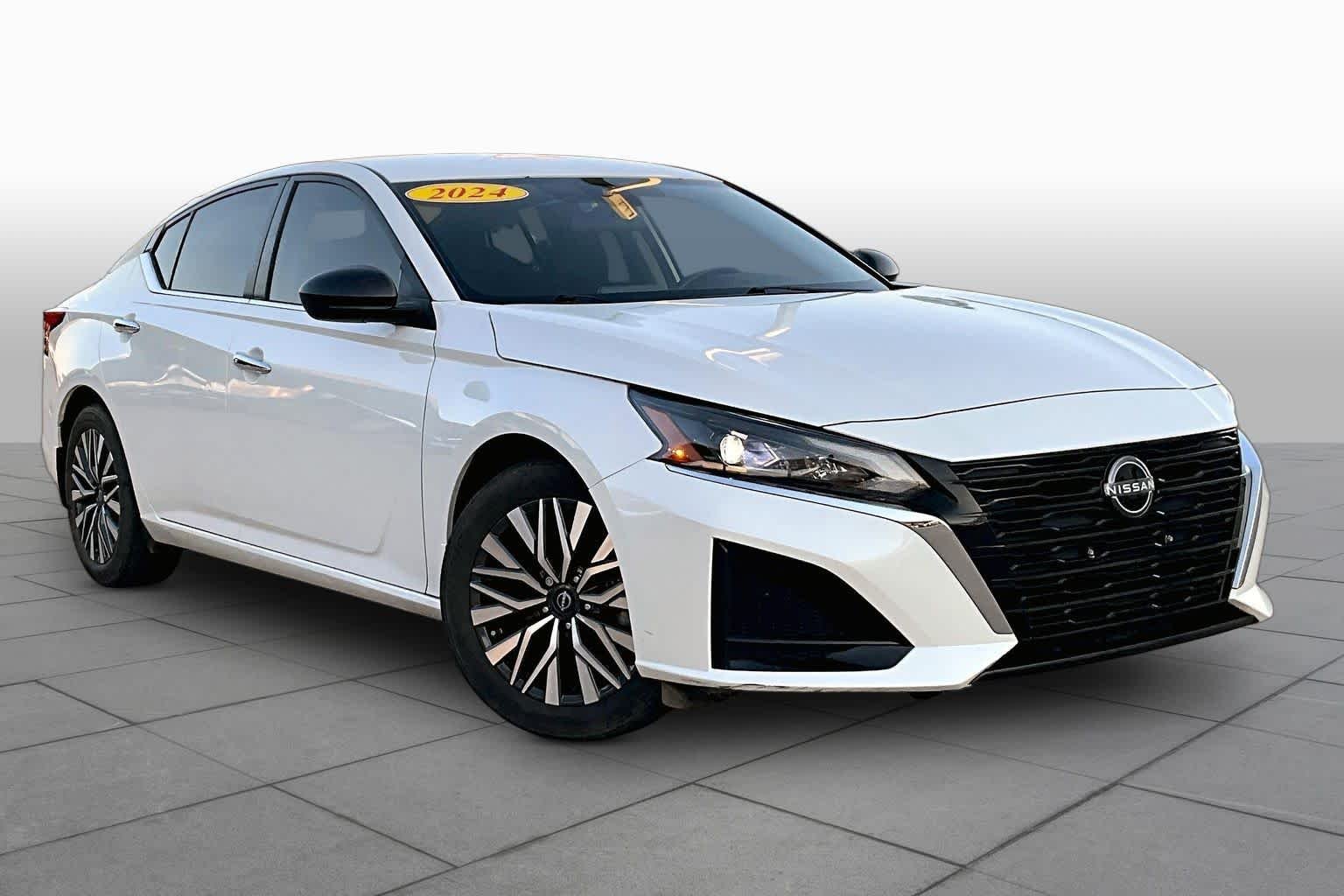 Used 2024 Pearl White Tricoat Nissan 2.5 SV image 3