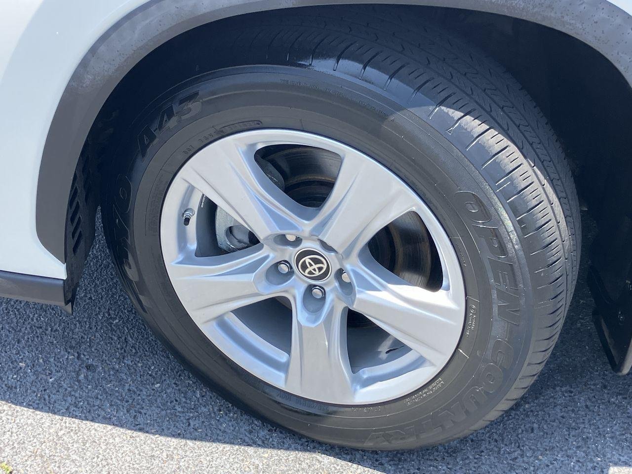 Used 2022 White (Wind Chill Pearl) Toyota Hybrid LE AWD image 9
